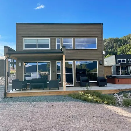 Casa de Férias Exclusive Funkis Cabin, View, Rooftop Terrace, Jacuzzi, Sauna, Close To Golf And Alpine